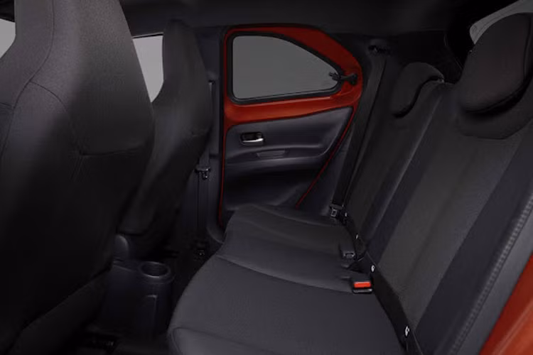 Những tính năng đáng chú ý khác của Toyota Aygo X 2022 bao gồm vô lăng 3 chấu tích hợp phím chức năng, màn hình nhỏ trong bảng đồng hồ, hệ thống đèn viền nội thất Ambient Lighting, sạc điện thoại thông minh không dây, hệ thống âm thanh JBL 4 loa với âm ly 300 W và loa trầm 200 mm trong cốp sau.