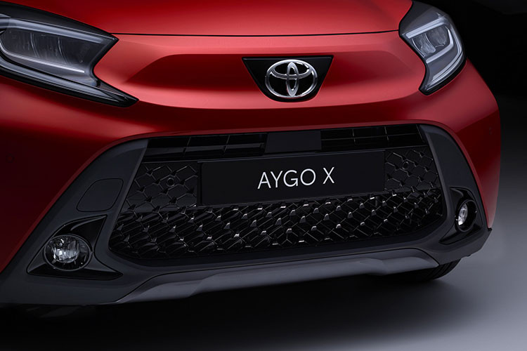 Trên đầu xe, Toyota Aygo X 2022 được trang bị lưới tản nhiệt hình lục giác khá lớn và nằm thấp bên dưới. Ở hai bên lưới tản nhiệt này là cặp đèn sương mù trước hình tròn. Phía trên xuất hiện cụm đèn pha LED, được bao quanh bằng dải đèn LED định vị ban ngày.