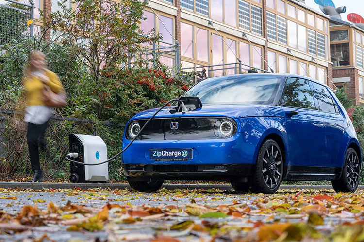 Mặc dù mọi người đều thấy lợi ích của xe điện, nhưng thực tế là cơ sở hạ tầng hiện tại ở nhiều nơi trên thế giới chưa thể đáp ứng cho việc chuyển đổi từ nhiên liệu hóa thạch. Do vậy, một bộ sạc xe ôtô điện di động có thể được sử dụng cho mục đích cá nhân, bất cứ nơi nào bạn cần, chắc chắn là một bước đi hữu ích theo hướng đó.