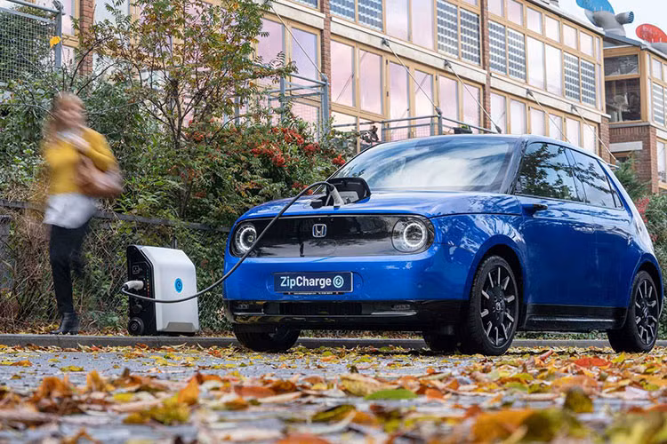 Mặc dù mọi người đều thấy lợi ích của xe điện, nhưng thực tế là cơ sở hạ tầng hiện tại ở nhiều nơi trên thế giới chưa thể đáp ứng cho việc chuyển đổi từ nhiên liệu hóa thạch. Do vậy, một bộ sạc xe ôtô điện di động có thể được sử dụng cho mục đích cá nhân, bất cứ nơi nào bạn cần, chắc chắn là một bước đi hữu ích theo hướng đó.