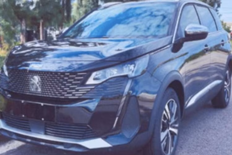 Phiên bản hiện tại của Peugeot 5008 chính hãng sẽ được phân phối bởi THACO với 2 biến thể là Active và Allure, có giá bán niêm yết lần lượt là 1,099 tỷ đồng và 1,249 tỷ đồng. Mức giá cho phiên bản mới và ngày ra mắt hiện vẫn chưa được Thaco công bố.