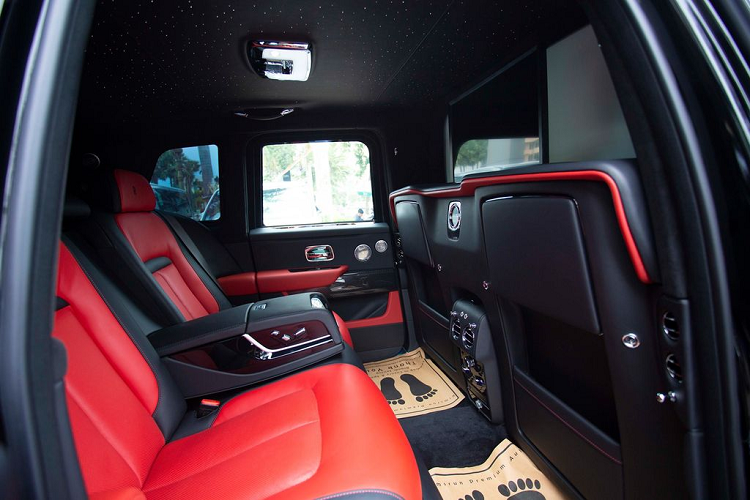 Xe được trang bị đi kèm bộ mâm 22 inch sơn 2 màu tương phản và logo chữ H thay thế cho logo "RR" thường thấy