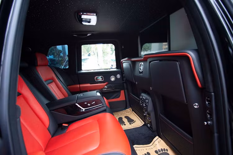 Xe được trang bị đi kèm bộ mâm 22 inch sơn 2 màu tương phản và logo chữ H thay thế cho logo "RR" thường thấy