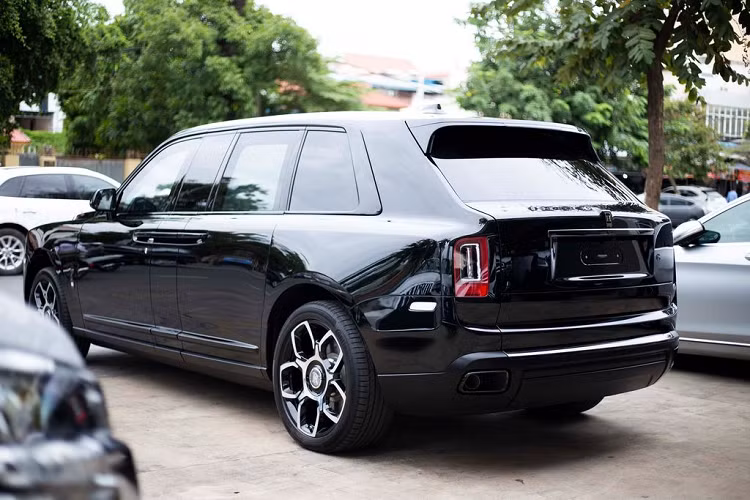 Về truyền động, chiếc Rolls-Royce Cullinan chống đạn tại Campuchia được trang bị động cơ V12 tăng áp kép 6.75L đã được nâng cấp, sản sinh công suất tối đa 600 mã lực và 900 Nm mô-men xoắn, cao hơn so với con số 563 mã lực và 850 Nm mô-men xoắn tiêu chuẩn. Toàn bộ sức mạnh này được truyền xuống 4 bánh xe thông qua hộp số tự động 8 cấp tinh chỉnh với công nghệ Intuitive Throttle