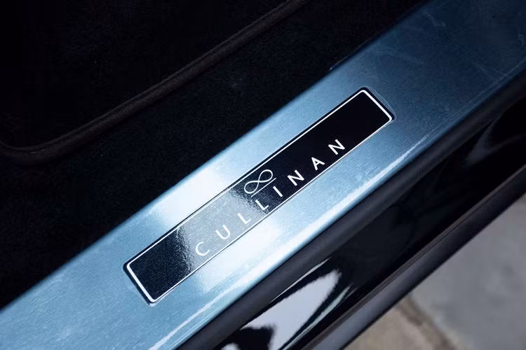 Đối với khoang cabin, chiếc Rolls-Royce Cullinan mới cập bến Campuchia được bố trí một vách ngăn cố định ở giữa, ngăn cách khoang lái và khoang hành khách phía sau.