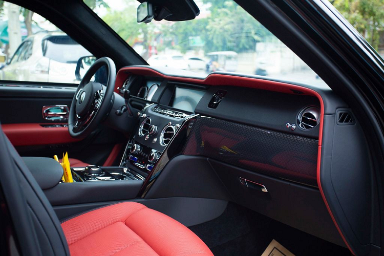 Các chi tiết trang trí ở ngoại thất xe đều được phủ màu crom tối, kết hợp nước sơn màu đen truyền thống mang tới diện mạo đầy cuốn hút và sang trọng.