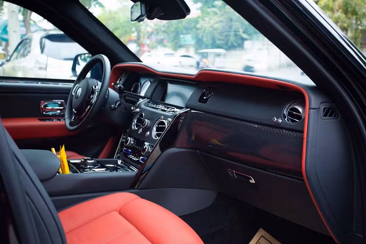 Các chi tiết trang trí ở ngoại thất xe đều được phủ màu crom tối, kết hợp nước sơn màu đen truyền thống mang tới diện mạo đầy cuốn hút và sang trọng.