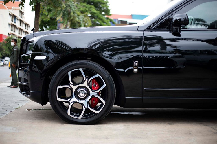 Ở phía bên ngoài, ngoại trừ khu vực trụ B được làm rộng hơn do việc tăng kích thước của xe thì chiếc Rolls-Royce Cullinan này gần như không có quá nhiều khác biệt so với các mẫu Cullinan Black Badge trên thị trường.