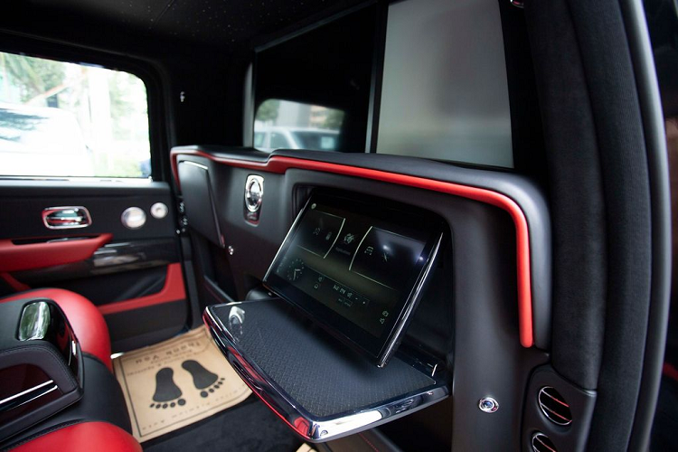 Sang trọng và đẳng cấp là những mỹ từ thường để miêu tả về các mẫu xe của Rolls-Royce. Đối với chiếc Rolls-Royce Cullinan chống đạn này cũng không hề ngoại lệ. Toàn bộ khoang xe được bao phủ bởi loại da thuợng hạng nhất và mang tông màu đỏ/đen đặc biệt. Phía trên trần xe là hệ thống bầu trời sao đặc trưng, các chi tiết ốp trang trí bằng sợi carbon với hoa văn khác biệt...