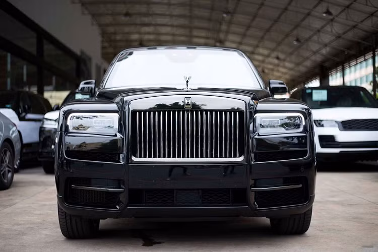 Cụ thể, chiếc Rolls-Royce Cullinan siêu sang này được phát triển dựa trên phiên bản Cullinan Black Badge nhưng đã được tinh chỉnh rất nhiều chi tiết. Đầu tiên, toàn bộ phần thân vỏ của xe đều được chế tạo từ thép nhằm chống được các vụ tấn công bằng súng. Riêng phần kính xe được trang bị loại kính với độ dày cao, có thể chống cả đạn của súng trường như AK47. Bên cạnh đó, hệ thống khung gầm của xe và trần xe cũng được nâng cấp để chịu được sức công phá của các loại bom hay lựu đạn.