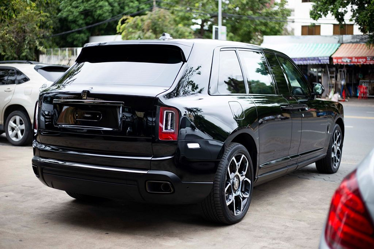 Thay đổi dễ thấy thứ 2 trên chiếc Rolls-Royce Cullinan đặc biệt này là việc xe đã được kéo dài thêm 350 mm so với tiêu chuẩn. Điều này sẽ giúp cho chiếc xe có thêm không gian để bố trí các vật liệu chống đạn, chống bom và đảm bảo tối đa sự rộng rãi cho hành khách.