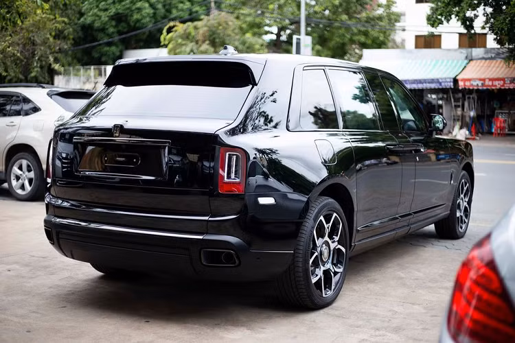 Thay đổi dễ thấy thứ 2 trên chiếc Rolls-Royce Cullinan đặc biệt này là việc xe đã được kéo dài thêm 350 mm so với tiêu chuẩn. Điều này sẽ giúp cho chiếc xe có thêm không gian để bố trí các vật liệu chống đạn, chống bom và đảm bảo tối đa sự rộng rãi cho hành khách.