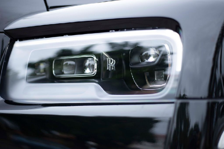 Vách ngăn này được thiết kế có thêm một ô kính nhỏ và có thể điều khiển lên/xuống kính tự động để giúp hành khách có thể giao tiếp với người lái. Ở phía trên cách ngăn có bố trí hai màn hình giải trí cho hàng ghế sau, đồng hồ riêng và hệ thống điều hoà