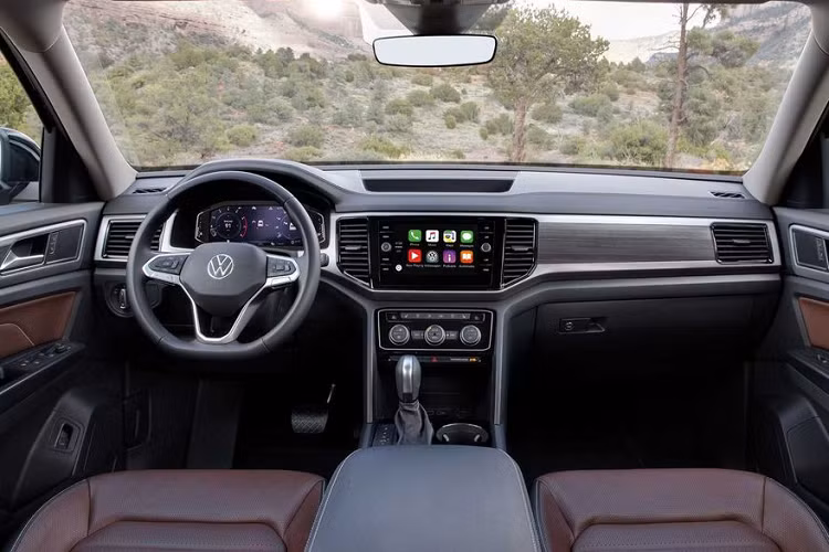 Volkswagen Teramont được định vị là một mẫu SUV 7 chỗ cỡ trung, đối đầu trực tiếp với những mẫu xe như Ford Explorer, Hyundai Palisade hay Kia Telluride. Mẫu xe này sở hữu thông số kích thước DxRxC tương ứng 5039x1989x1773 mm, chiều dài cơ sở 2980 mm. Khi so sánh với 2 người anh em là Tiguan Allspace và Touareg, Teramont thậm chí còn có kích thước lớn hơn đôi chút.