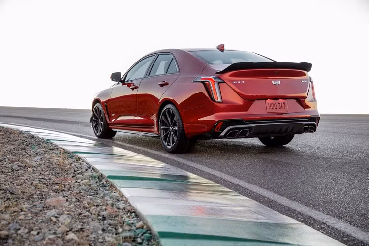 Điểm nhấn đáng chú ý nhất của Cadillac CT4-V Blackwing 2022 chính là động cơ. Theo đó, mẫu xe này sử dụng động cơ xăng V6, tăng áp kép, dung tích 3.6L, sản sinh công suất tối đa 472 mã lực và mô-men xoắn cực đại 603 Nm. So với bản thường, mẫu xe này mạnh hơn 8 mã lực đồng thời có thể tăng tốc từ 0-96 km/h trong thời gian xấp xỉ 3,8 giây và đạt vận tốc tối đa 304 km/h.