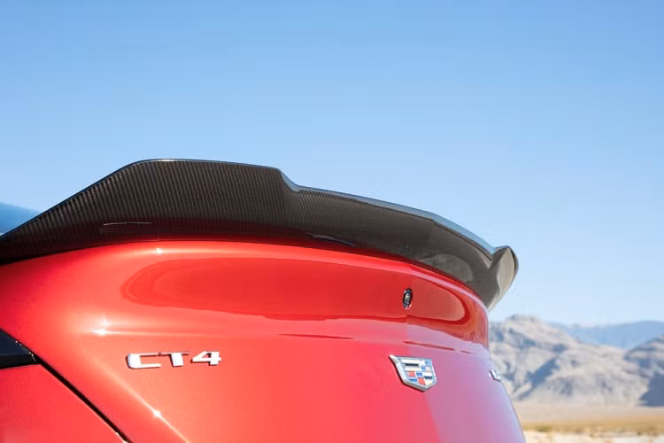 Với sức mạnh kể trên, Cadillac CT4-V Blackwing 2022 mạnh hơn các đối thủ như Audi RS3 và Mercedes-AMG CLA 45. Theo đó, Audi RS3 sở hữu công suất tối đa 394 mã lực và mô-men xoắn cực đại 480 Nm. Hai con số tương ứng của Mercedes-AMG CLA 45 là 382 mã lực và 480 Nm. Ngoài ra, Cadillac CT4-V Blackwing 2022 còn mạnh ngang ngửa BMW M3 vốn có công suất tối đa 473 mã lực và mô-men xoắn cực đại 550 Nm.