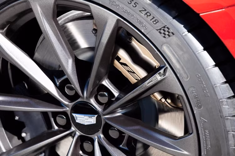 Không chỉ mạnh mẽ hơn, Cadillac CT4-V Blackwing 2022 còn có một số thay đổi trong thiết kế như hốc gió cỡ lớn hơn và lưới tản nhiệt riêng. Tiếp đến là bộ body kit bao gồm bộ chẻ khí trước, khe gió trên chắn bùn trước, thanh ba-bô-lê mở rộng bên sườn, cánh gió đuôi và bộ khuếch tán gió phía sau.