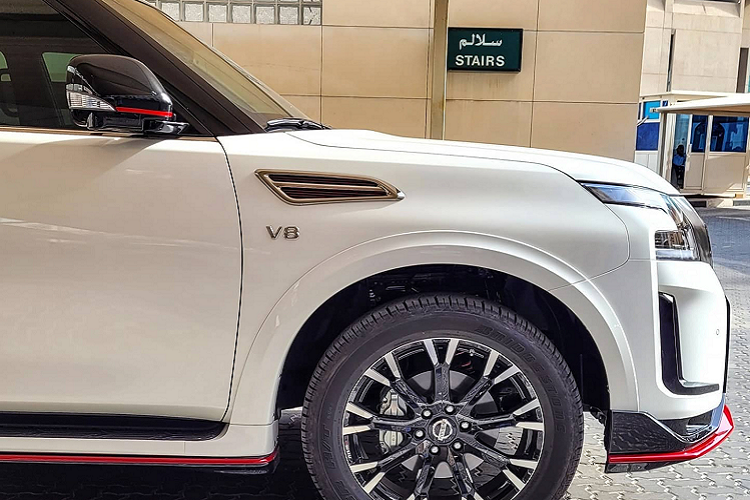 Tại Trung Đông, giá xe Nissan Patrol Nismo 2021 từ 385.000 AED (khoảng 2,4 tỷ đồng). Trên thị trường, Patrol Nismo 2021 là đối thủ cạnh tranh trực tiếp với Toyota Land Cruiser GR-S 2022.