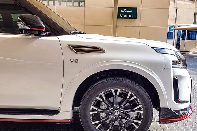 Tại Trung Đông, giá xe Nissan Patrol Nismo 2021 từ 385.000 AED (khoảng 2,4 tỷ đồng). Trên thị trường, Patrol Nismo 2021 là đối thủ cạnh tranh trực tiếp với Toyota Land Cruiser GR-S 2022.