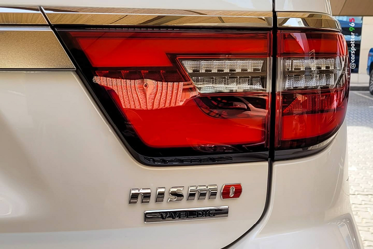 Bước vào khoang nội thất, Patrol Nismo 2021 không có nhiều thay đổi so với phiên bản thông thường. Tuy nhiên cabin khác biệt hơn khi sử dụng vật liệu như Da và da lộn Alcantara, trang trí sợi carbon, vô lăng có dấu vạch đỏ ở vị trí 12h như xe đua, đồng hồ hỗ trợ lái trang trí màu đỏ. Xe đi kèm với nhiều tiện ích, các tính năng giải trí và kết nối khác như: sạc điện thoại không dây, ổ cắm USB, kết nối với Apple CarPlay…