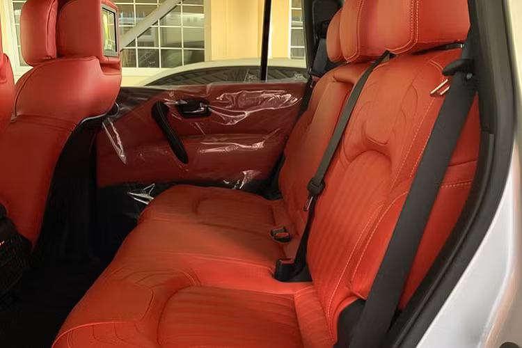 Nissan Patrol Nismo 2021 sử dụng động cơ xăng V8 dung tích 5.6L hút khí tự nhiên sản sinh công suất tối đa 428 mã lực và mô-men xoắn cực đại 560 Nm. Đáng chú ý, phiên bản này còn được trang bị giảm xóc hàng hiệu do hãng Bilstein phát triển, giúp cải thiện khả năng xử lý cho chiếc SUV to lớn và nặng ký.