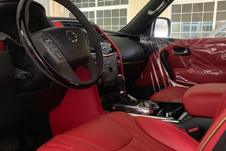 Chưa hết, cản sau của chiếc SUV này còn được Nismo mạnh tay trang bị thêm bộ khuếch tán thể thao, tích hợp thêm đèn phanh LED kiểu xe đua F1. Đi kèm với bộ ống xả thể thao và có cánh gió lớn hơn. Tổng thể chiếc Patrol Nismo 2021 thêm chất chơi hơn với “dàn chân” lắp bộ mâm kích thước lên đến 22 inch sơn 2 tông màu đẹp mắt.