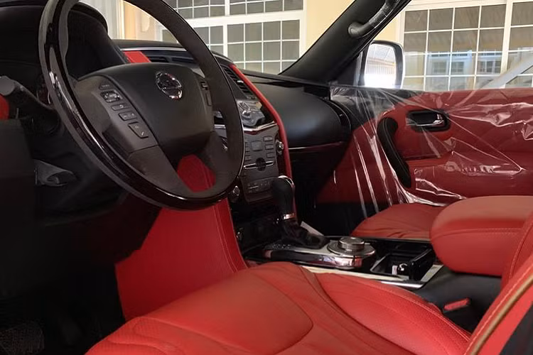 Chưa hết, cản sau của chiếc SUV này còn được Nismo mạnh tay trang bị thêm bộ khuếch tán thể thao, tích hợp thêm đèn phanh LED kiểu xe đua F1. Đi kèm với bộ ống xả thể thao và có cánh gió lớn hơn. Tổng thể chiếc Patrol Nismo 2021 thêm chất chơi hơn với “dàn chân” lắp bộ mâm kích thước lên đến 22 inch sơn 2 tông màu đẹp mắt.