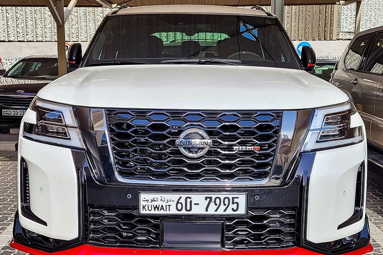 Mẫu xe SUV Nissan Patrol 2021 phiên bản Nismo nhắm đến các khách hàng ưa thích xe SUV cỡ lớn ở Trung Đông, đặc biệt là các khách hàng yêu thích các sản phẩm được phát triển bởi Nismo. So với phiên bản Patrol thông thường, phiên bản Patrol Nismo 2021 sở hữu ngoại thất hầm hố hơn với bộ bodykit thể thao do Nismo thiết kế. Phần đầu xe được trang bị cản trước và lưới tản nhiệt được thiết kế lại, tích hợp thêm các khe hút gió tạo nên phong cách mạnh mẽ, thu hút người nhìn.