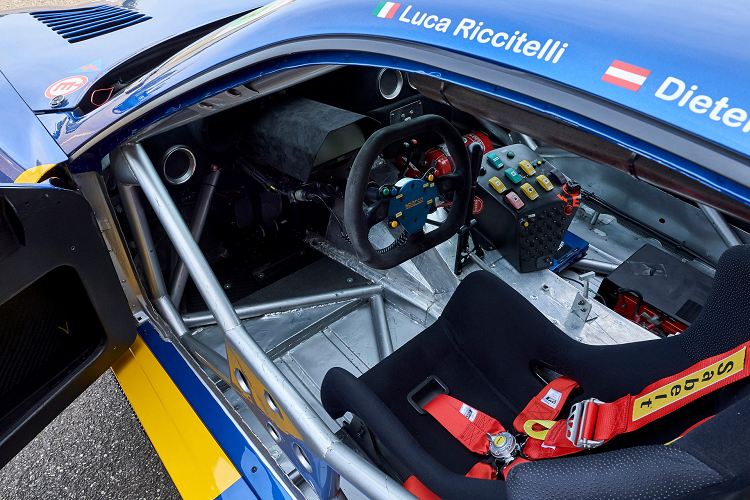 Là một chiếc xe đua đúng nghĩa, những trang bị không cần thiết cho cuộc đua đều được loại bỏ. Bên trong khoang lái chỉ còn lại duy nhất ghế ngồi của tay đua với hệ thống dây đai an toàn 5 điểm. Bộ khung chống lật (roll cage) cũng là trang bị bắt buộc trên những chiếc xe đua.