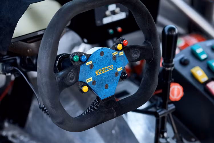 Khác với vô lăng đầy nút bấm của những mẫu xe Ferrari thương mại, chiếc 550 GT1 sử dụng vô lăng đua của Sparco với vỏn vẹn 6 phím nhấn. Đặc biệt, loại vô lăng này có thể tháo ra nhanh chóng giống như những chiếc xe đua F1.