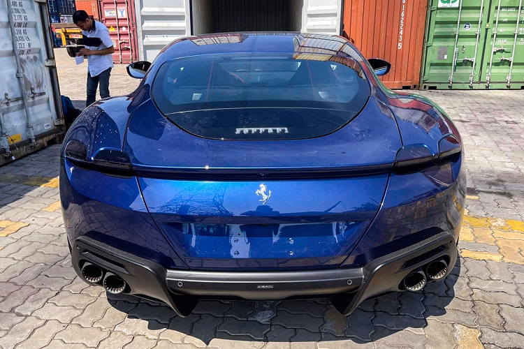 Roma là mẫu coupe 2 cửa với nắp ca-pô kéo dài, mũi xe thấp - tương tự mẫu xe GT. Bên cạnh đó, nắp ca-pô và bên thân xe có nhiều đường gân nổi thể thao. Thiết kế của Roma gợi nhớ đến huyền thoại của những năm 1990 - chiếc Ferrari Maranello.