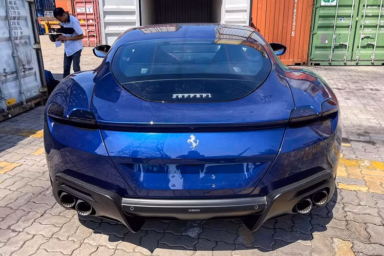 Roma là mẫu coupe 2 cửa với nắp ca-pô kéo dài, mũi xe thấp - tương tự mẫu xe GT. Bên cạnh đó, nắp ca-pô và bên thân xe có nhiều đường gân nổi thể thao. Thiết kế của Roma gợi nhớ đến huyền thoại của những năm 1990 - chiếc Ferrari Maranello.