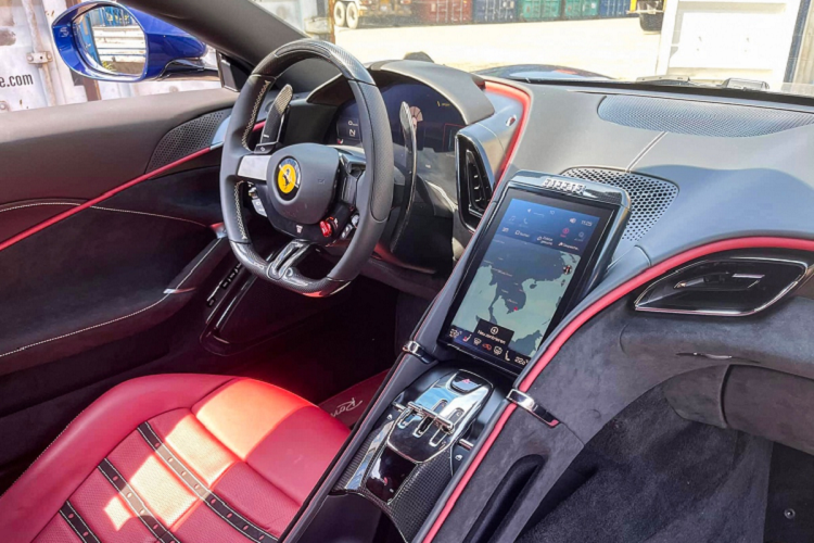 So với những siêu xe trước đó của Ferrari, Roma có thiết kế khác biệt hoàn toàn. Xe có lưới tản nhiệt kiểu mới, cụm chiếu sáng chính và đèn hậu được thiết kế mảnh. Cụm 4 ống xả quen thuộc được đặt lệch nhau đi kèm cản sau hầm hố.