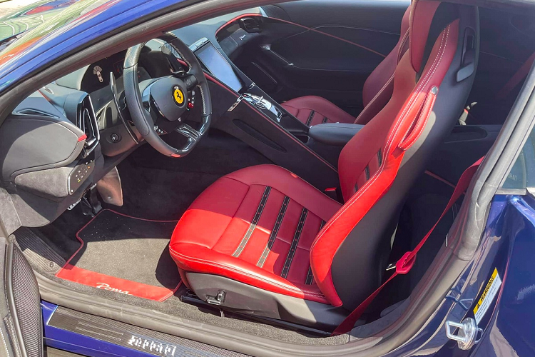 Vô-lăng của Ferrari Roma mang chất thể thao với phần đáy được vát bằng, đi kèm phím cảm ứng giúp người lái điều chỉnh các chức năng khác của xe. Chiếc Roma tại Việt Nam có ghế bọc da màu đỏ, trong khi phần còn lại phủ da đen và da lộn.
