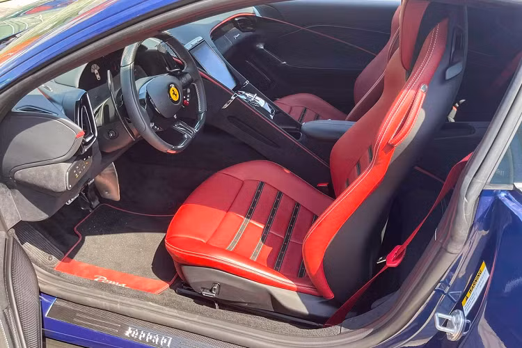 Vô-lăng của Ferrari Roma mang chất thể thao với phần đáy được vát bằng, đi kèm phím cảm ứng giúp người lái điều chỉnh các chức năng khác của xe. Chiếc Roma tại Việt Nam có ghế bọc da màu đỏ, trong khi phần còn lại phủ da đen và da lộn.