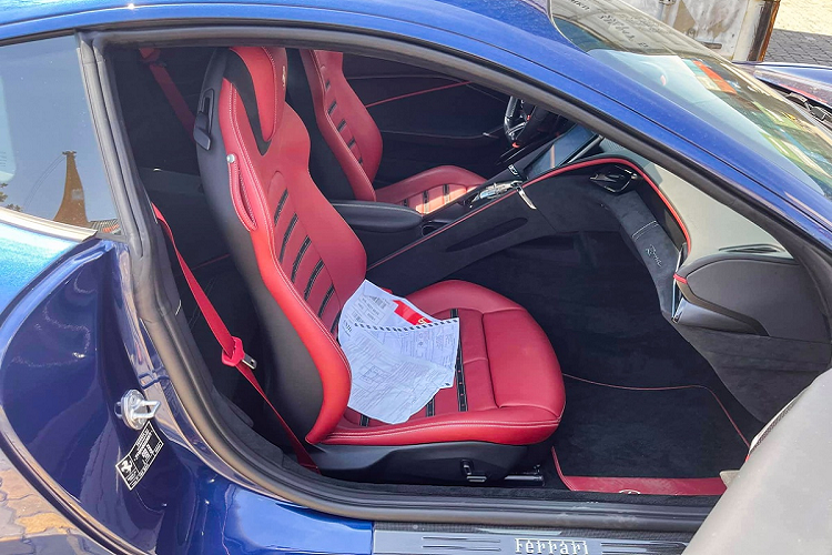 Nội thất của Roma khá khác biệt so với những người anh em trong gia đình Ferrari. Xe có nội thất hiện đại với màn hình trung tâm kích thước lớn cùng bảng đồng hồ kỹ thuật số.