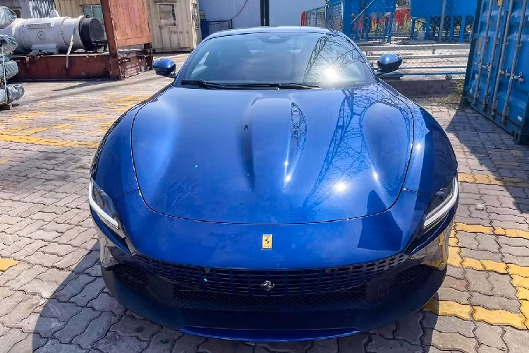 Hiện chưa rõ giá xe Ferrari Roma đầu tiên về Việt Nam, chỉ biết rằng, siêu xe 4 chỗ ngồi Ferrari Roma sẽ có mức giá bán từ 21,23 triệu Baht, tương đương 15,9 tỷ đồng tại thị trường Thái Lan. Khác với Thái Lan, siêu xe Ferrari Roma chỉ có giá trước thuế là 968.000 RM, tương đương 5,25 tỷ đồng tại Malaysia, mức giá này chưa bao gồm các tuỳ chọn cơ bản. 