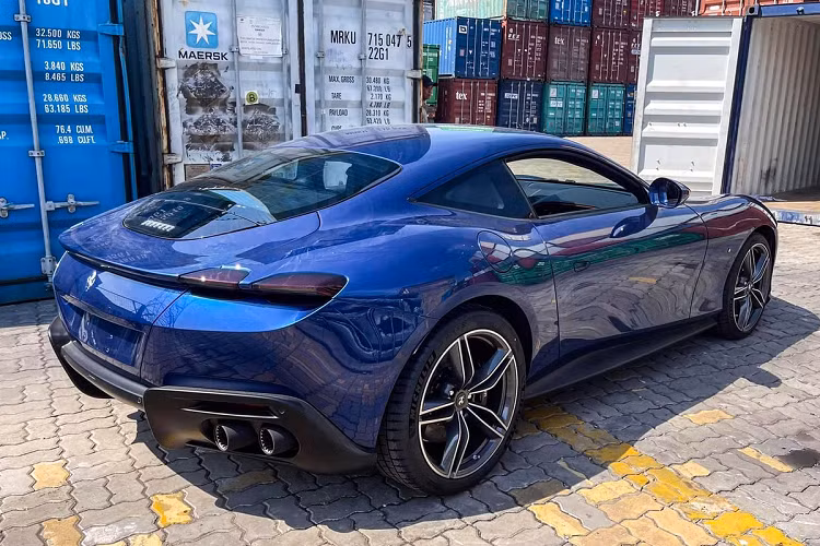 Ra mắt cuối năm 2019, Roma là dòng siêu xe mới nhất của Ferrari. Trong năm 2019, Ferrari ra mắt khá nhiều mẫu xe mới, gồm F8, SF90 Stradale và Roma. Chiếc Ferrari Roma tại Việt Nam có ngoại thất màu xanh dương đậm. Đây là màu sắc khá lạ lẫm trên những chiếc Ferrari tại Việt Nam.
