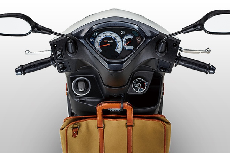 Axis Z đời 2021 được thay đổi phần khung để tăng kích thước hộc chứa đồ dưới yên, thể tích hộc chứa đồ trên mẫu xe này là 37,5 lít, lớn nhất trong phân khúc xe ga 125 cc.