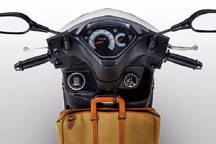 Axis Z đời 2021 được thay đổi phần khung để tăng kích thước hộc chứa đồ dưới yên, thể tích hộc chứa đồ trên mẫu xe này là 37,5 lít, lớn nhất trong phân khúc xe ga 125 cc.