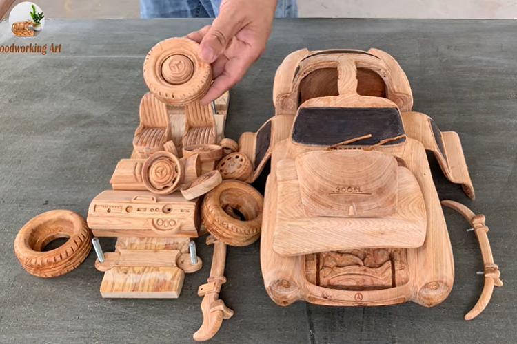 Chiếc xe bằng gỗ được gọt đẽo tỉ mỉ và tinh xảo với tỉ lệ kích thước 1:11 so với xe thật và nặng khoảng 6 kg.