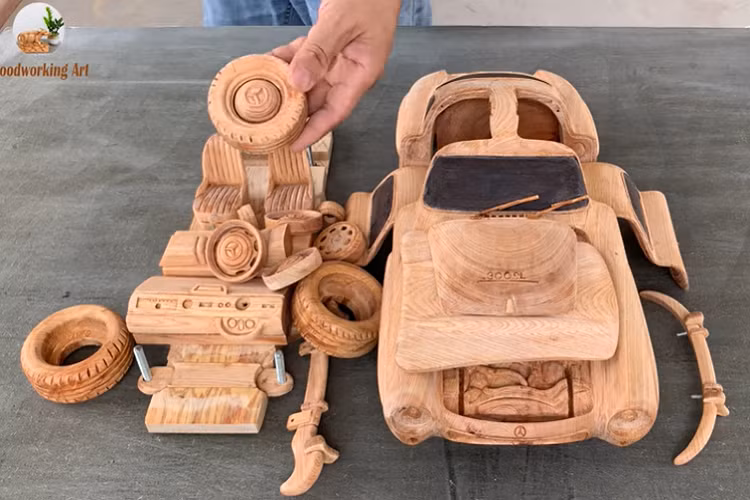Chiếc xe bằng gỗ được gọt đẽo tỉ mỉ và tinh xảo với tỉ lệ kích thước 1:11 so với xe thật và nặng khoảng 6 kg.