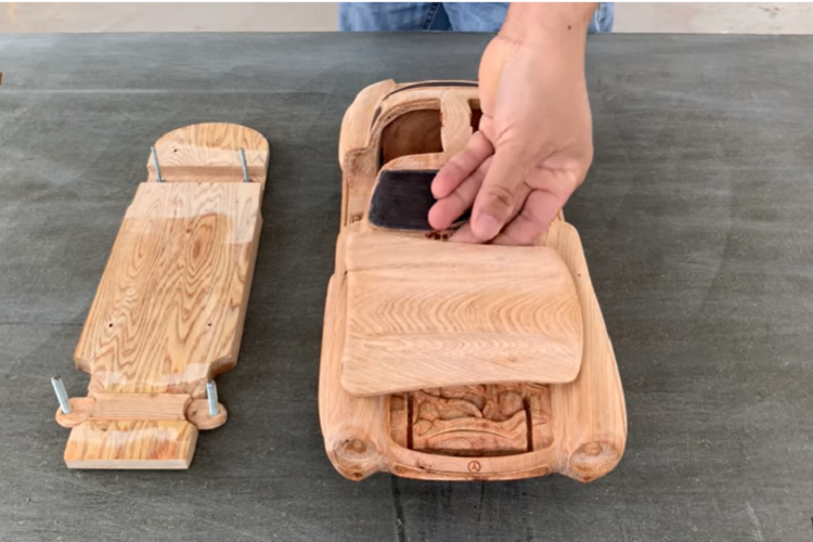 Và đối với những người đam mê sưu tầm mô hình gỗ thì có lẽ đó cũng là một mức giá hợp lý, bởi vì tác phẩm này đòi hỏi khá nhiều thời gian và công sức của người thợ Mộc.