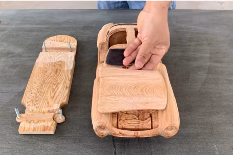 Và đối với những người đam mê sưu tầm mô hình gỗ thì có lẽ đó cũng là một mức giá hợp lý, bởi vì tác phẩm này đòi hỏi khá nhiều thời gian và công sức của người thợ Mộc.