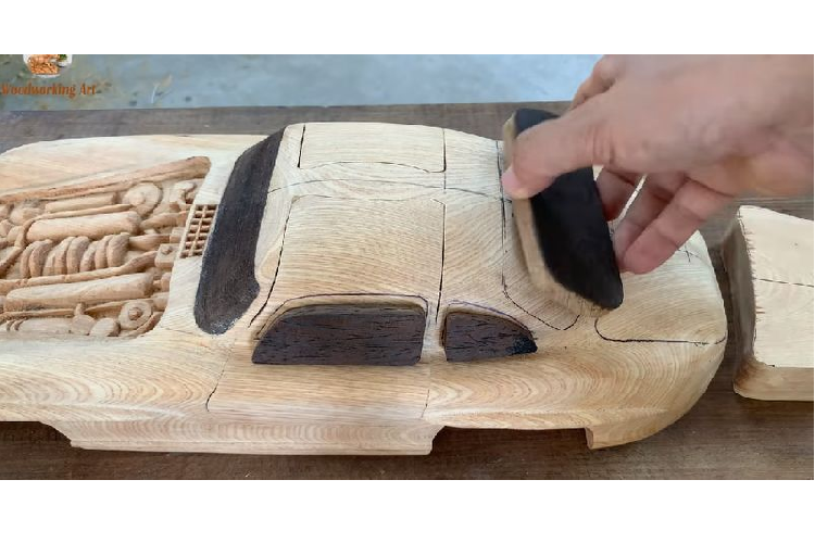 Mô hình siêu xe Mercedes-Benz 300 SL Gullwing 1955 là sản phẩm mới nhất của người thợ mộc Việt tài năng này.