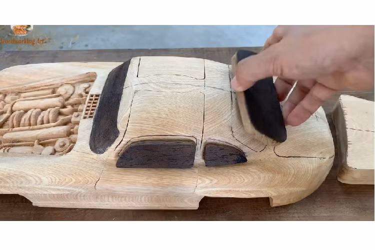 Mô hình siêu xe Mercedes-Benz 300 SL Gullwing 1955 là sản phẩm mới nhất của người thợ mộc Việt tài năng này.