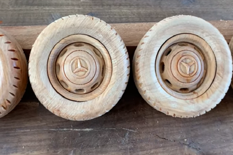 Được biết, giá xe Mercedes-Benz 300 bằng gỗ của Woodworking Art có giá 1.400 USD (khoảng 31,8 triệu đồng), một con số khá cao nhưng chưa là gì so với giá của chiếc xe thật (khoảng 34 tỷ đồng).