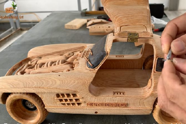 Giống như những sản phẩm trước đó, chiếc Mercedes-Benz 300 SL Gullwing 1955 này cũng được làm bằng gỗ bách Phúc Kiến, một loại gỗ quý được dùng cho nhiều công việc khác nhau và có khả năng chống mối mọt.