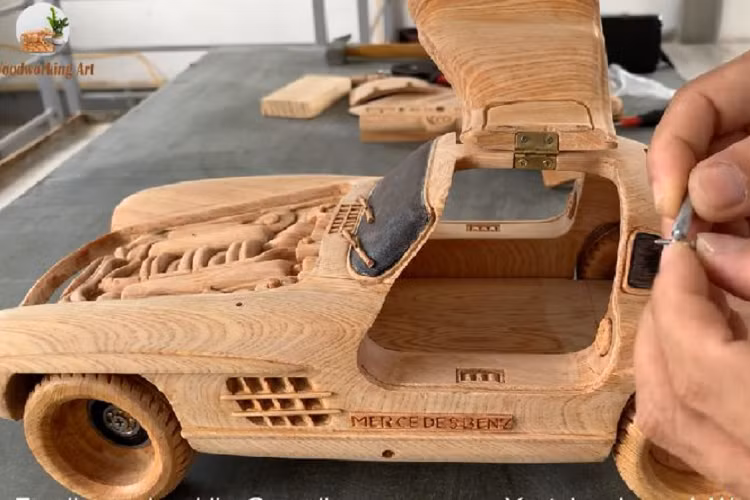 Giống như những sản phẩm trước đó, chiếc Mercedes-Benz 300 SL Gullwing 1955 này cũng được làm bằng gỗ bách Phúc Kiến, một loại gỗ quý được dùng cho nhiều công việc khác nhau và có khả năng chống mối mọt.