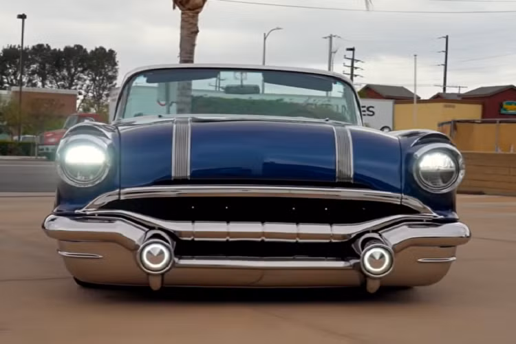 Nó có bộ siêu nạp Whipple, đầu LS3, và một loạt các phụ tùng độ công phu khác để đạt được công suất đó.